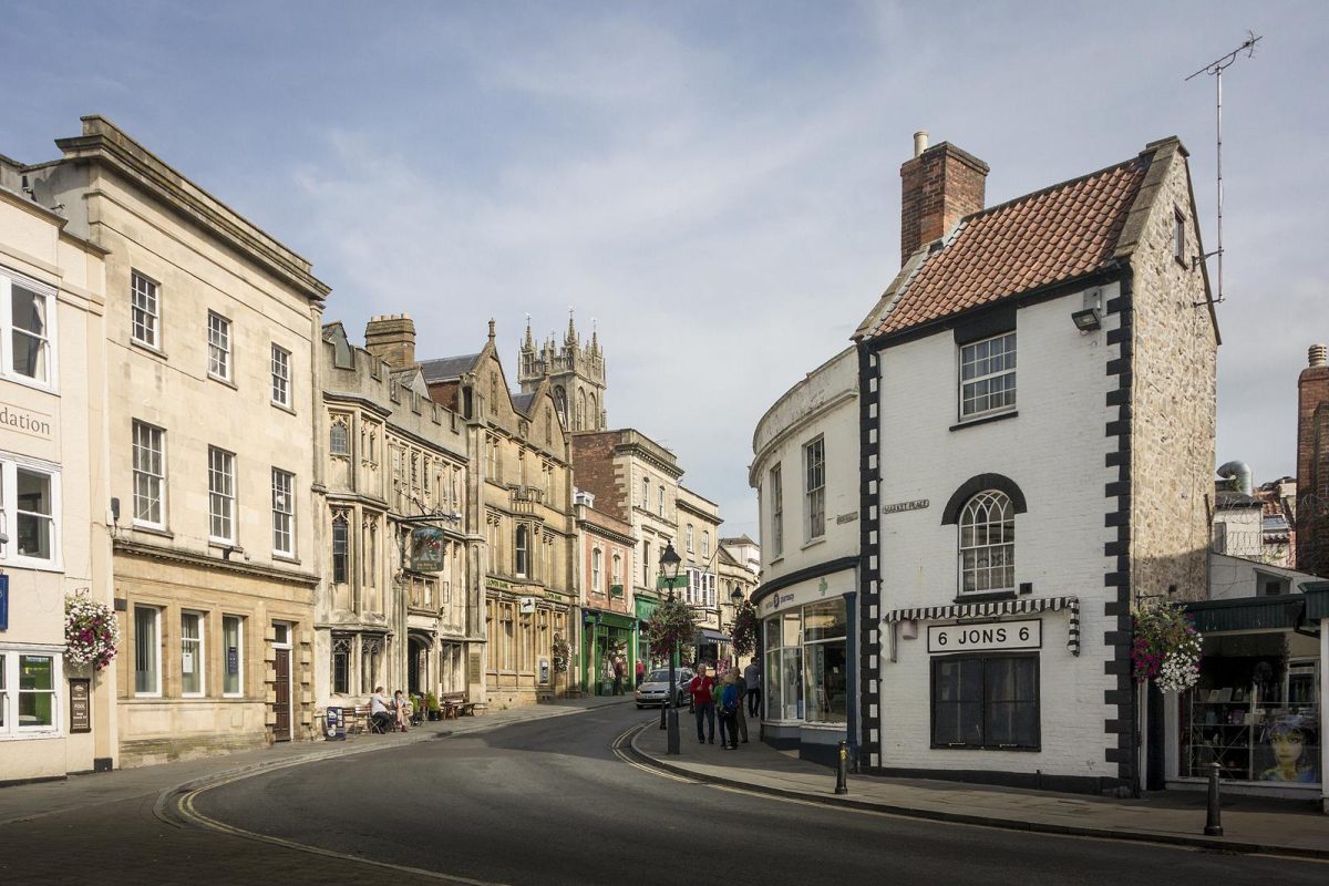 The 5 Unmissable UK Summer Events Worth Hiring A Coach For